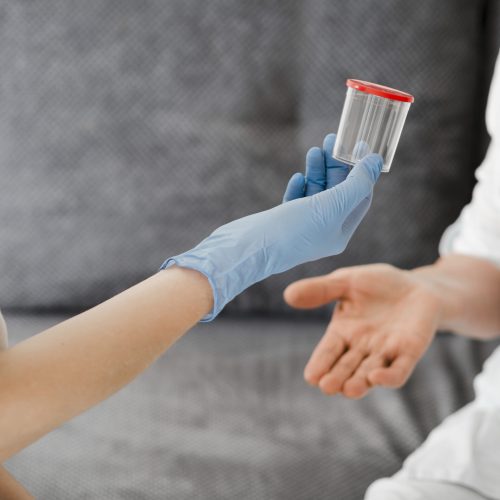 medico-de-primer-plano-con-contenedor